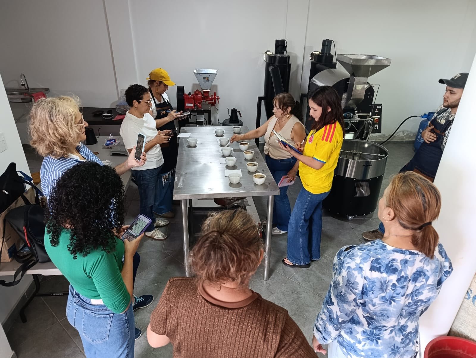 Proceso de tostión de café y catación en la planta de Dopsen Café Socorro
